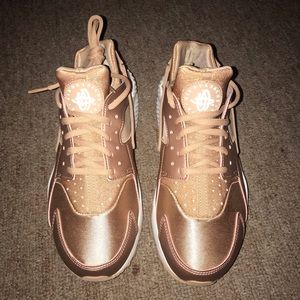 Women’s Air Nike Huaraches Run “Rose Gold”